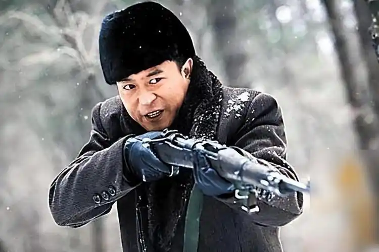 张嘉译的妻子王海燕和孙浩是从小一起玩大的发小,关系还十分好,后来