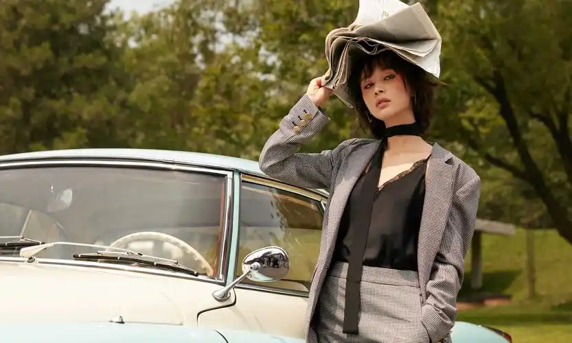 王子文晒赏秋日美照手捧枫叶尽显文艺风