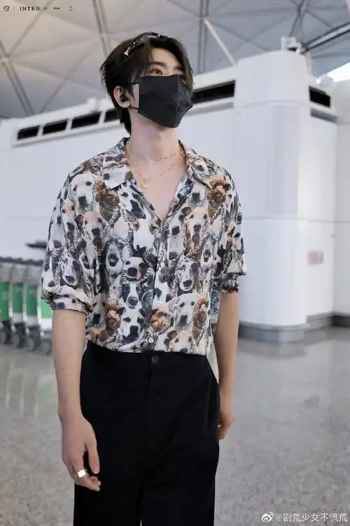 蔡徐坤花衬衫出发泰国##蔡徐坤衬衫上有狗头