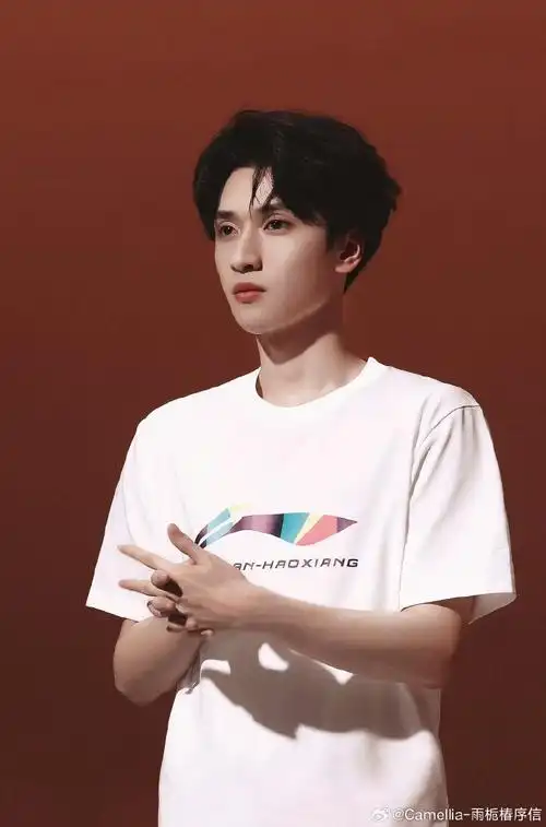 极限挑战#yhx#严浩翔 熠立二十与光冠冕#    "你的微笑在我的心尖闪耀