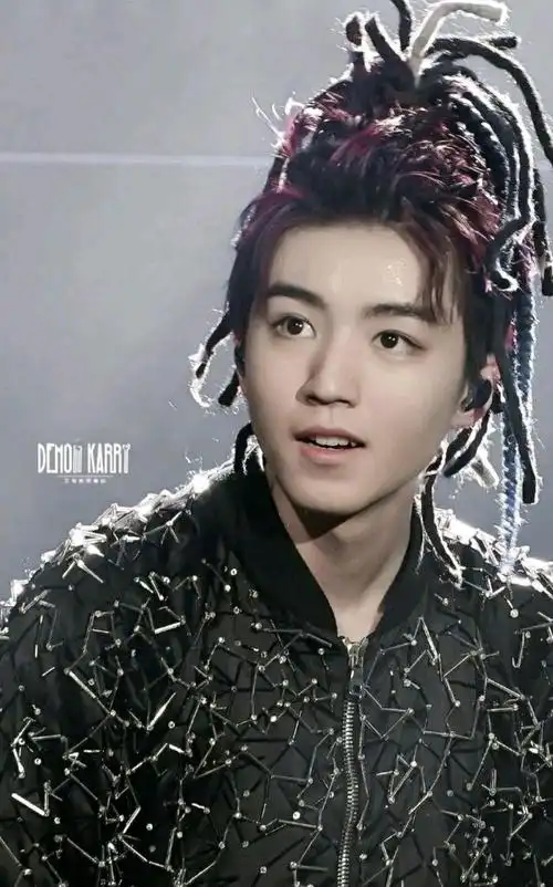 王俊凯的神仙发色,神仙颜值侧脸令人心动