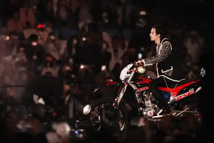 有没有王一博骑摩托车图片