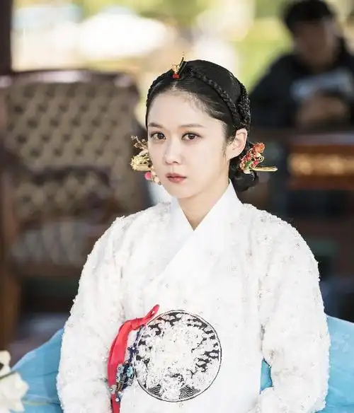 张娜拉新剧剧照:近40岁颜值仍像个少女,穿韩服的样子好美!