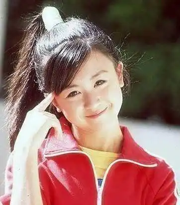 附上一张张柏芝少女时代的照片供大家参考!