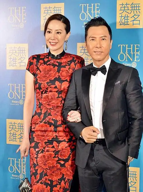 汪诗诗太给甄子丹长脸了!穿绿色抹胸连衣裙清新优雅,高贵精致