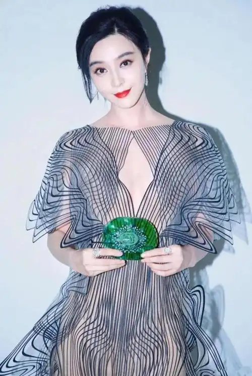 范冰冰真能豁出去穿透视水母裙还要胸前挖个洞38岁够拼