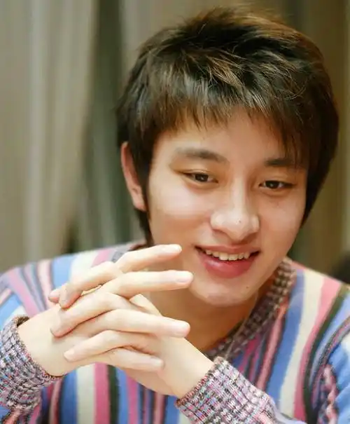 那时的贾乃亮阳光帅气,而黄圣依则被大家公认为校花,两人走到一起