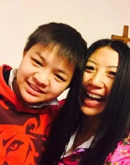 现在三个孩子都已经长大,而且被她教育得很好,现在的金星事业和家庭都