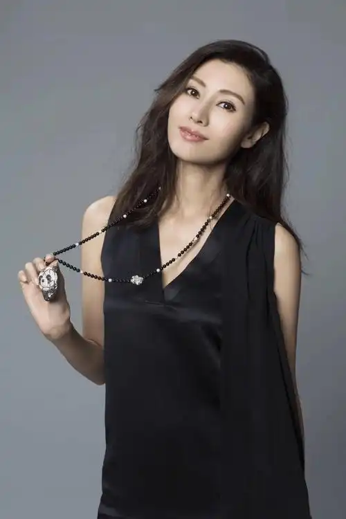 53岁依然是顶级女神,李嘉欣素颜健身照流出,惊呆网友!_魅力_气质_香港