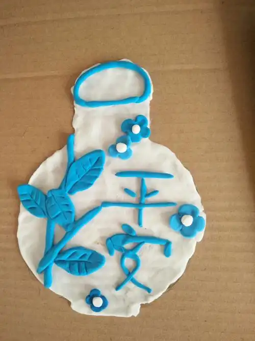 安丰乡市热电希望小学创意粘土社团――"青花瓷"花瓶的捏制