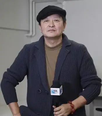 导演杨亚洲娶了三婚的倪萍对患病继子视如己出恩爱17年