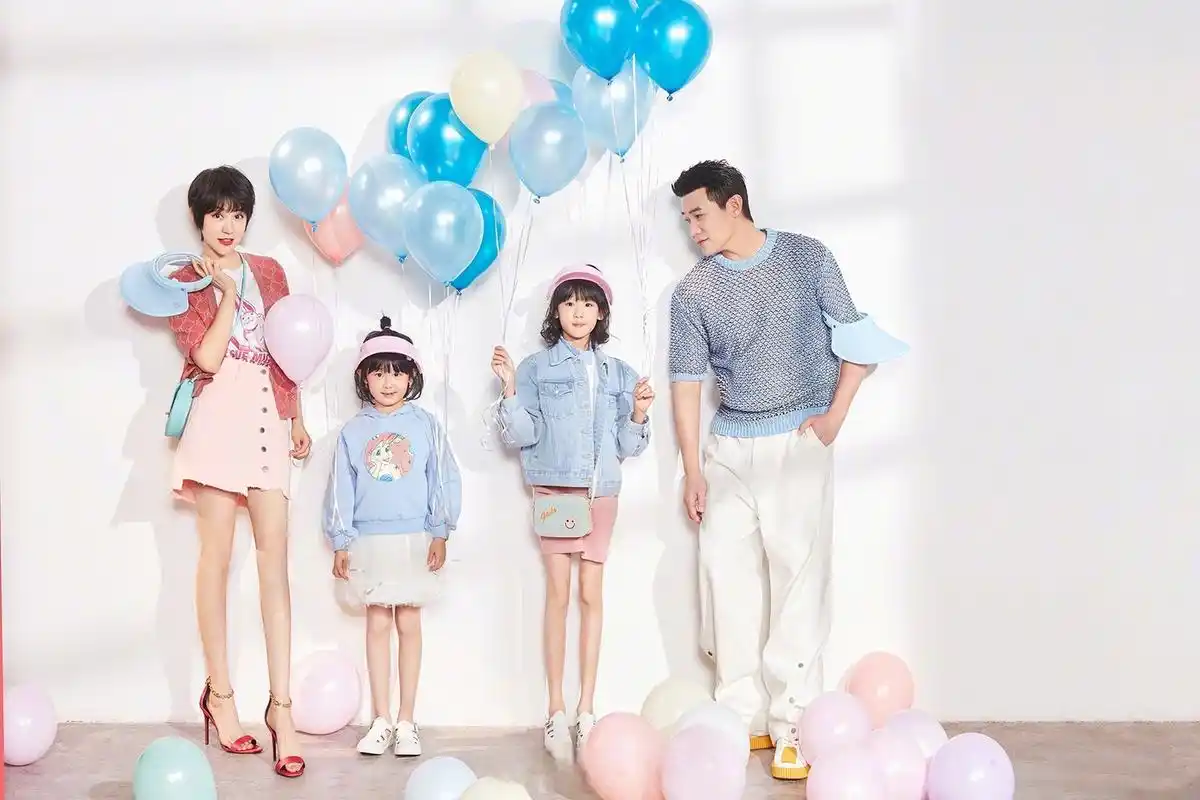 陆毅和鲍蕾的长腿基因可太好了吧,一家四口的照片,满屏都是腿.