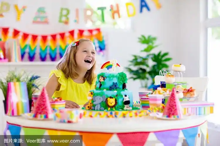 孩子的生日聚会.孩子们在蛋糕上吹蜡烛.