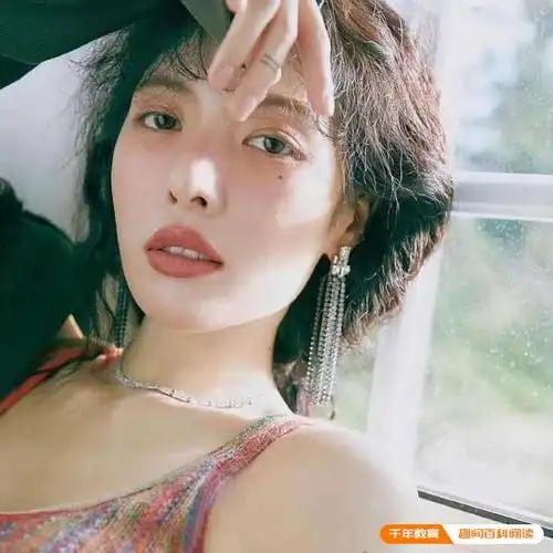 曝金泫雅亮相武汉音乐节!泫雅蝴蝶结散开看见头了(图5)