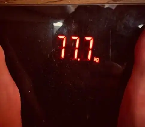 从照片看起来,郑恺的腰是最边上蔡徐坤的两倍