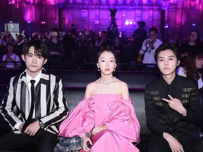 易烊千玺和周冬雨集体亮相红毯造型可爱到窒息