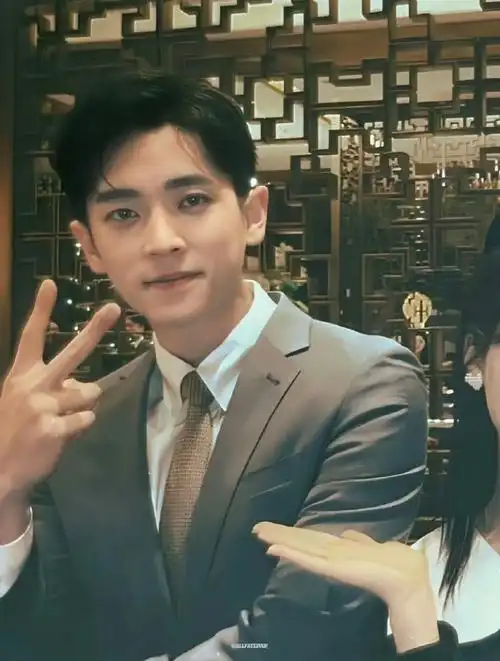 下次和crush见面的穿搭公式这不就有了~  肖战——温柔日系  魏大勋