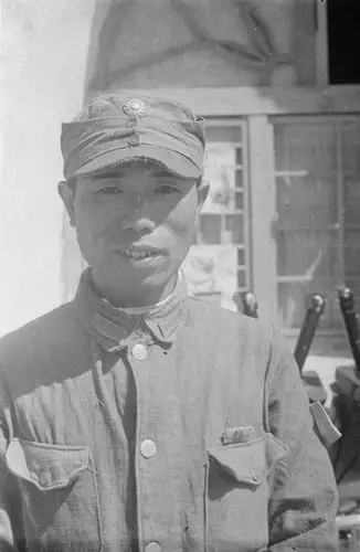 八路军战士站岗的八路军战士八路军士兵坐在山上的八路军坐在地上吃饭