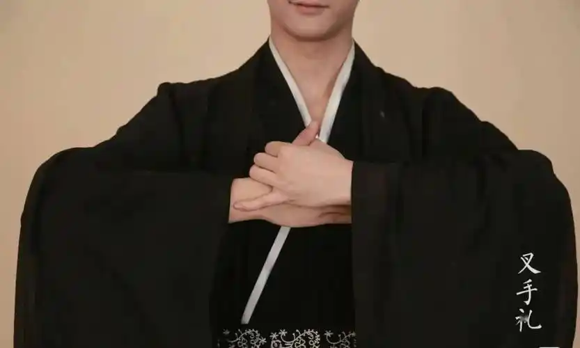 叉手礼始于西晋.男女老幼都可行使吐,由地位低者向地位高者行礼.