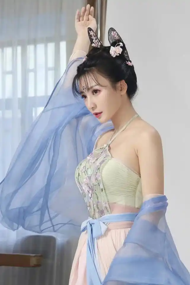 性感女神柳岩,时隔多年再接内衣代言,大秀性感身材!