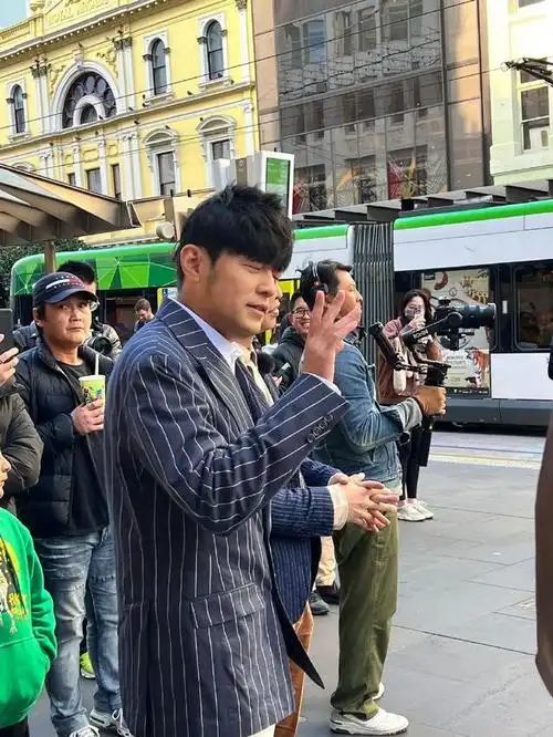 周杰伦街头录制新综艺,被吐槽苍老油腻,身材也发福不少