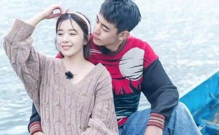 阚清子前男友回来了,蓝色的帽子,表情有些落寞_一个人_爱情_生活