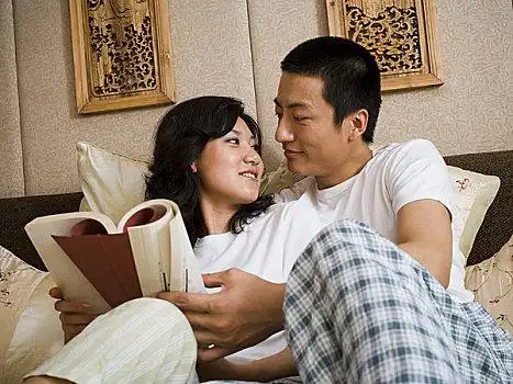 伴侣,床上,依偎,读