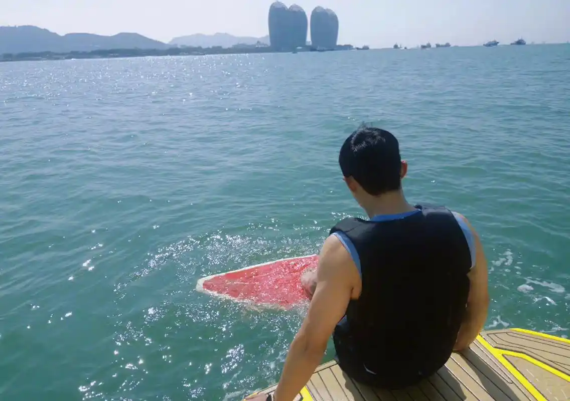 黄景瑜冲浪背影照