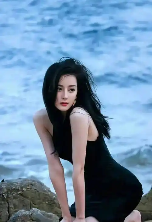 迪丽热巴海边性感泳装,让人心动!_照片_网友