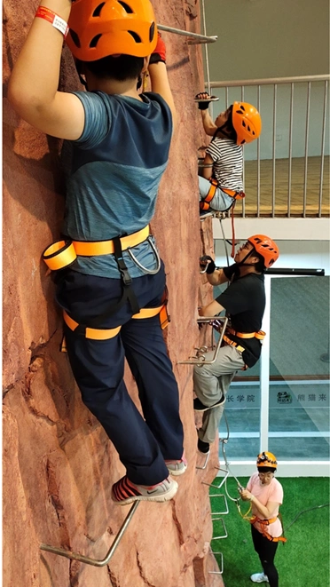 女生喜欢双指探洞吗室内探洞综合攀登飞拉达