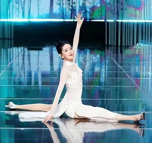 谢娜身穿旗袍一字马下蹲绝了!无奈却露出底裤引热议,搞笑女太难