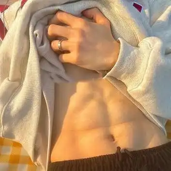 帅哥腹肌照@卷卷君baba的动态