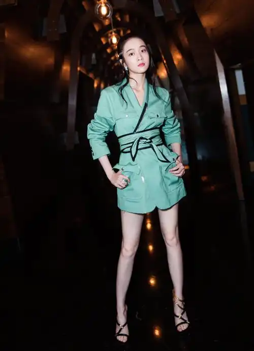 张雪迎一身清爽现身,黑背心配薄荷绿裤子,衣服上是粘了白毛吗?