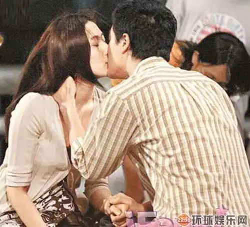 谢霆锋当众吻王菲 盘点明星当众激吻照