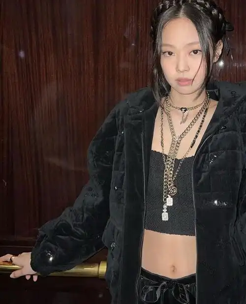 jennie蜜糖橘新发色登热搜引粉丝猜测难道是要回归了