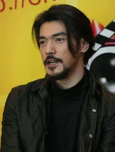 4位男明星留胡子对比:胡歌显成熟,王宝强变帅气,易烊千玺判若两人!