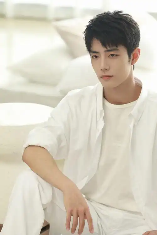 不得不感叹,肖战的时尚表现力是真的强啊,寸头,短发,狼尾造型全都能