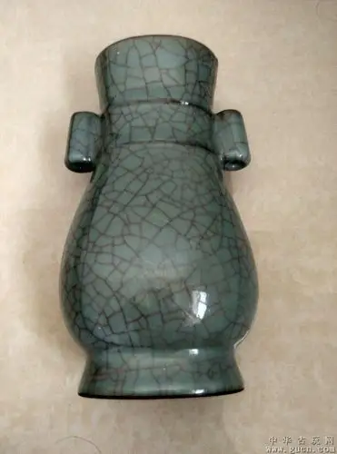 哥窑大开片双耳尊