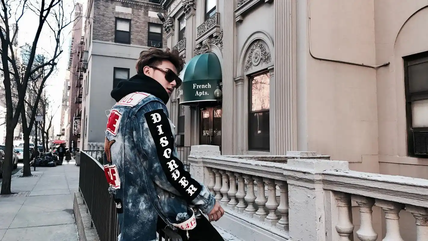 黄子韬巴黎街拍帅气写真图片壁纸高清大图预览1920x1080_大陆明星下载