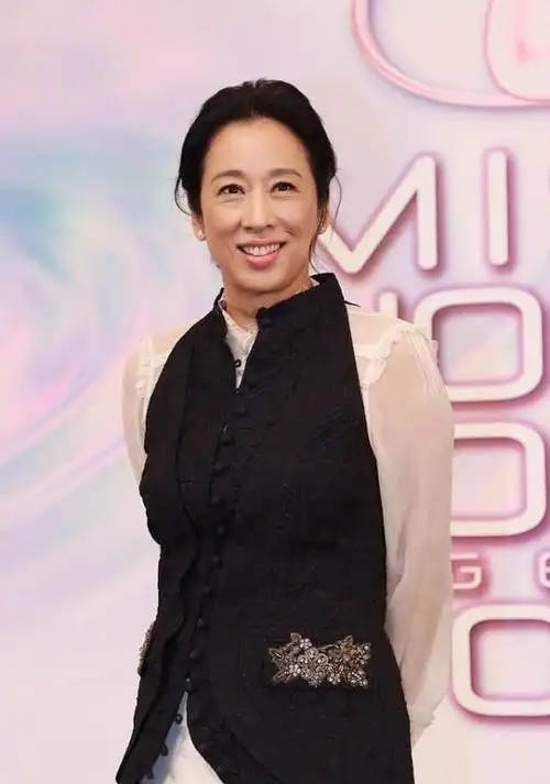 朱玲玲现身港姐评委见面会生图眼袋松弛满脸皱纹暴露63岁年龄