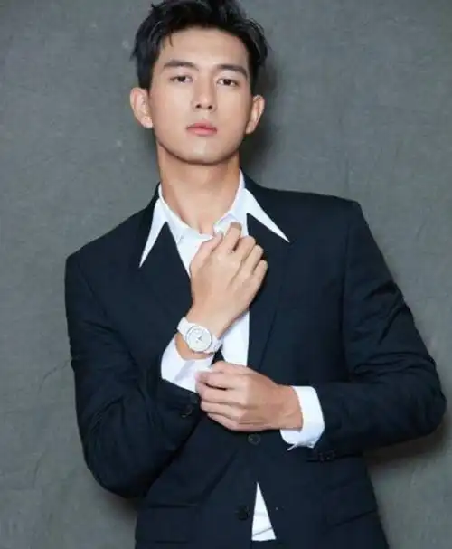 当红男明星穿西装,王一博十分帅气,李现则有些冷酷