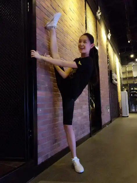 蒋依依晒花式健身照 解锁一字马壁咚新技能