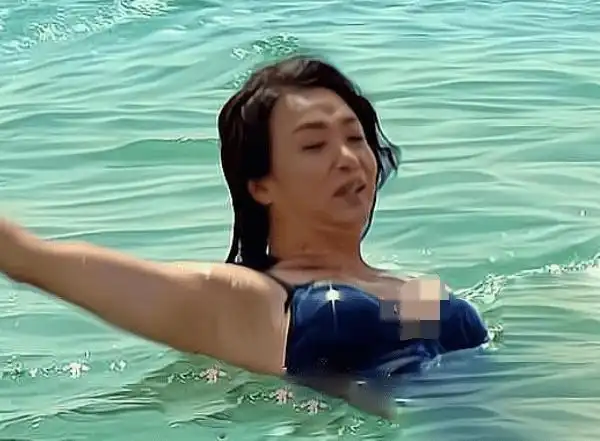 54岁金星泳装照曝出穿紧身泳装大秀好身材上围傲人皮肤白皙