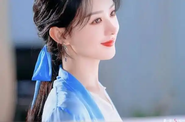 赵丽颖真的好爱发带啊,夏天来了,姑娘们确定不学起来