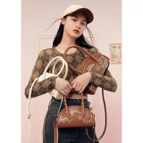 太平鸟欧阳娜娜联名明星同款手提包包女2021冬季新款斜跨两背包