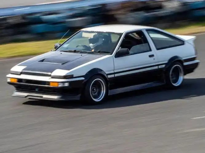 丰田花冠ae86介绍(藤原拓海该换车了!1986款丰田ae86皮卡拉彩电冰箱都