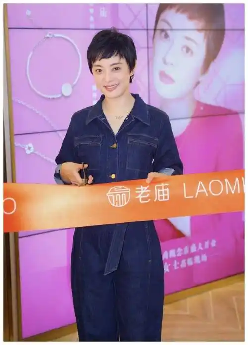 37岁孙丽穿牛仔连体裤,身高165变小个子,少女气质依然灵动-中国着装