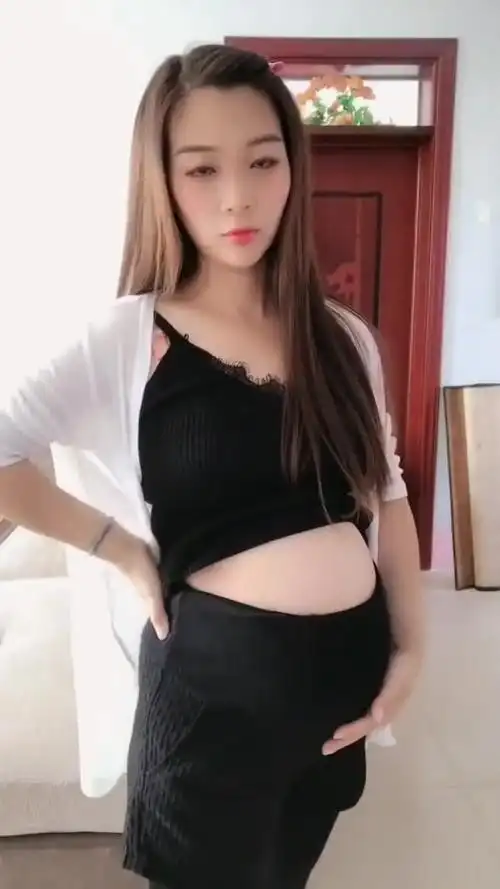 这是来自农村的孕妇挺着大肚子还那么有气质不比城里的差