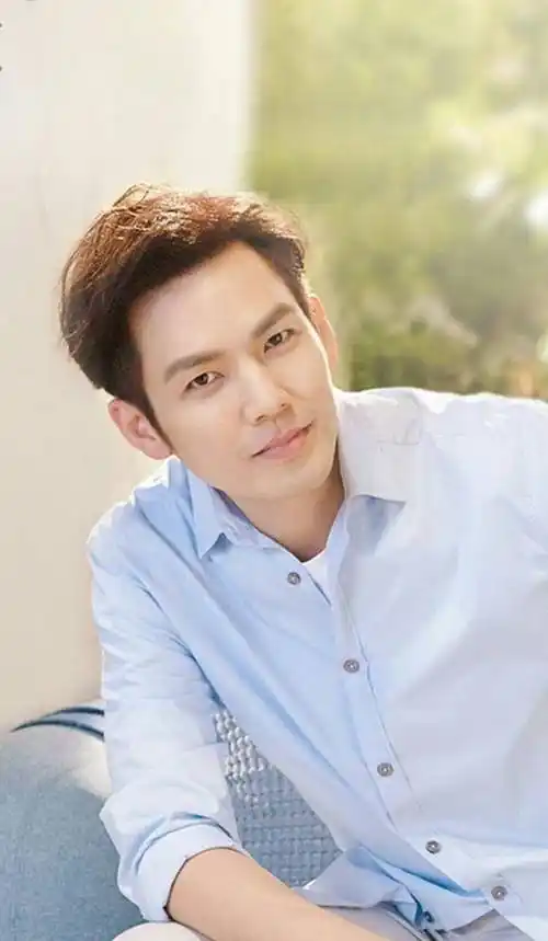 因杨颖"身价暴跌",47岁被说"老牛吃美草",钟汉良做了什么?