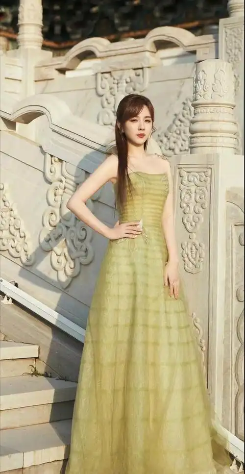 王晓晨惊艳亮相!抹胸长裙演绎朴素东方韵味,网友直呼:美翻了!